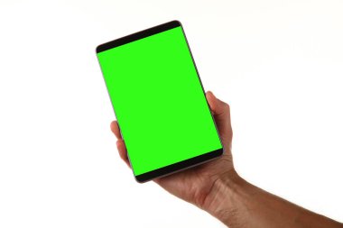 İnsan eli, avucunda boş bir krom ekran olan modern bir akıllı telefonu tutar. Teknoloji ve reklam kavramı. Ayrıntılı yakın çekim stüdyo çekimi soyut beyaz arka planda izole