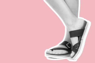 Bayan giysi ayakkabısı. Deri sandalet giyen uzun ince kadın bacakları. Fotokopi alanı olan moda modeli. Klasik ve günlük kıyafet konsepti. Detaylı yakın çekim stüdyo çekimi Magazin tarzı moda kolajı