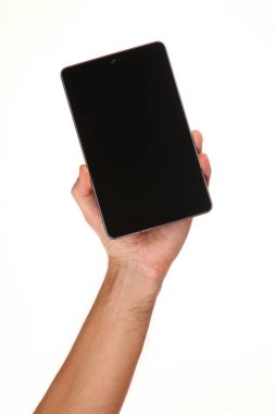 İnsan eli, avucunda boş bir krom ekran olan modern bir akıllı telefonu tutar. Teknoloji ve reklam kavramı. Ayrıntılı yakın çekim stüdyo çekimi soyut beyaz arka planda izole