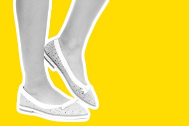 Bayan giysi ayakkabısı. Düşük deri ayakkabılar giyen uzun ince kadın bacakları. Fotokopi alanı olan moda modeli. Klasik ve günlük kıyafet konsepti. Detaylı yakın çekim stüdyo çekimi Magazin tarzı moda kolajı