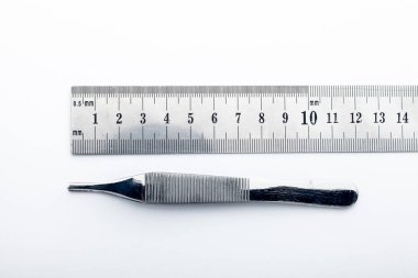 Çelik cerrahi aletler ve laboratuvar ekipmanları beyaz arka planda izole edilmiş. Profesyonel klinik aletleri. Tıbbi, cerrahi, ambulans ve veteriner konsepti. Yumuşak seçici odaklı yakın plan