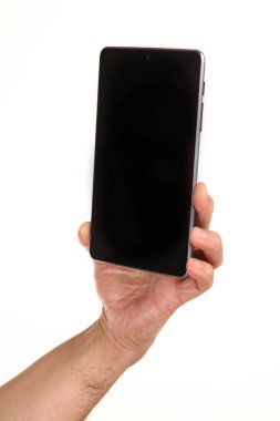İnsan eli, avucunda boş bir krom ekran olan modern bir akıllı telefonu tutar. Teknoloji ve reklam kavramı. Ayrıntılı yakın çekim stüdyo çekimi soyut beyaz arka planda izole