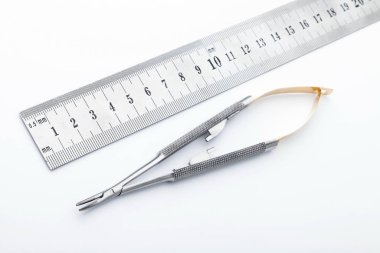 Çelik cerrahi aletler ve laboratuvar ekipmanları beyaz arka planda izole edilmiş. Profesyonel klinik aletleri. Tıbbi, cerrahi, ambulans ve veteriner konsepti. Yumuşak seçici odaklı yakın plan