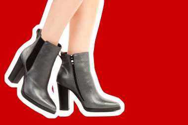 Bayan giysi ayakkabısı. Uzun ince kadın bacakları yüksek topuklu ayakkabı giyiyor. Fotokopi alanı olan moda modeli. Klasik ve günlük kıyafet konsepti. Ayrıntılı yakın çekim stüdyo çekimi. Dergi tarzı moda kolajı