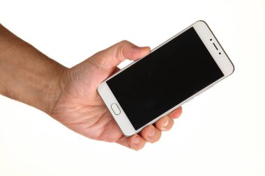 İnsan eli, avucunda boş bir krom ekran olan modern bir akıllı telefonu tutar. Teknoloji ve reklam kavramı. Ayrıntılı yakın çekim stüdyo çekimi soyut beyaz arka planda izole