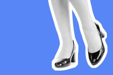 Bayan giysi ayakkabısı. Yüksek topuklu ayakkabı giyen uzun ince kadın bacakları. Fotokopi alanı olan moda modeli. Klasik ve günlük kıyafet konsepti. Ayrıntılı yakın çekim stüdyo çekimi. Dergi tarzı moda kolajı