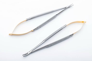 Çelik cerrahi aletler ve laboratuvar ekipmanları beyaz arka planda izole edilmiş. Profesyonel klinik aletleri. Tıbbi, cerrahi, ambulans ve veteriner konsepti. Yumuşak seçici odaklı yakın plan