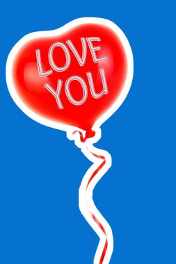 Kırmızı lastik şişme kalp şeklinde balon. Aşk, ilişki, sevgililer günü ve doğum günü kutlaması konsepti. Boş kopya alanı olan dergi tarzı moda kolajı