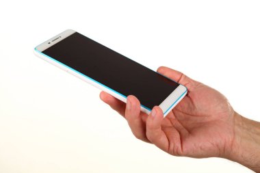 İnsan eli, avucunda boş bir krom ekran olan modern bir akıllı telefonu tutar. Teknoloji ve reklam kavramı. Ayrıntılı yakın çekim stüdyo çekimi soyut beyaz arka planda izole