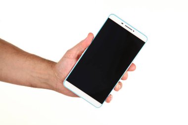 İnsan eli, avucunda boş bir krom ekran olan modern bir akıllı telefonu tutar. Teknoloji ve reklam kavramı. Ayrıntılı yakın çekim stüdyo çekimi soyut beyaz arka planda izole