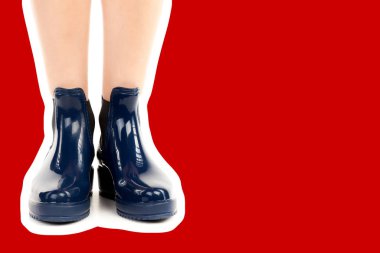 Bayan giysi ayakkabısı. Lastik çizme giyen uzun ince kadın bacakları. Fotokopi alanı olan moda modeli. Klasik ve günlük kıyafet konsepti. Ayrıntılı yakın çekim stüdyo çekimi. Dergi tarzı moda kolajı