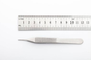 Çelik cerrahi aletler ve laboratuvar ekipmanları beyaz arka planda izole edilmiş. Profesyonel klinik aletleri. Tıbbi, cerrahi, ambulans ve veteriner konsepti. Yumuşak seçici odaklı yakın plan