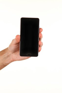 İnsan eli, avucunda boş bir krom ekran olan modern bir akıllı telefonu tutar. Teknoloji ve reklam kavramı. Ayrıntılı yakın çekim stüdyo çekimi soyut beyaz arka planda izole