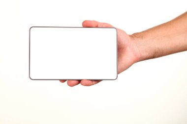 İnsan eli, avucunda boş bir krom ekran olan modern bir akıllı telefonu tutar. Teknoloji ve reklam kavramı. Ayrıntılı yakın çekim stüdyo çekimi soyut beyaz arka planda izole