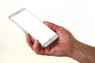 İnsan eli, avucunda boş bir krom ekran olan modern bir akıllı telefonu tutar. Teknoloji ve reklam kavramı. Ayrıntılı yakın çekim stüdyo çekimi soyut beyaz arka planda izole