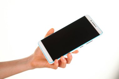 İnsan eli, avucunda boş bir krom ekran olan modern bir akıllı telefonu tutar. Teknoloji ve reklam kavramı. Ayrıntılı yakın çekim stüdyo çekimi soyut beyaz arka planda izole