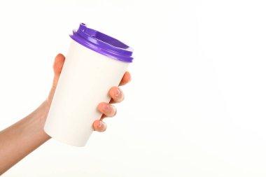 İnsan eli plastik kapaklı boş bir kahve fincanı tutar. Tek kullanımlık fincana çay ya da kahve konsepti. Metin veya logo için yeri ve yeri kopyala. Beyaz bir arkaplanda izole edilmiş