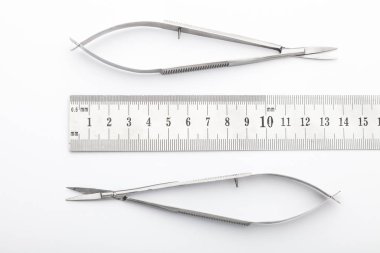 Çelik cerrahi aletler ve laboratuvar ekipmanları beyaz arka planda izole edilmiş. Profesyonel klinik aletleri. Tıbbi, cerrahi, ambulans ve veteriner konsepti. Yumuşak seçici odaklı yakın plan