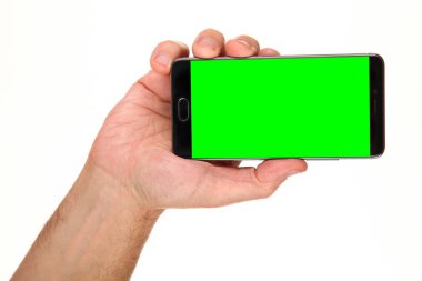 İnsan eli, avucunda boş bir krom ekran olan modern bir akıllı telefonu tutar. Teknoloji ve reklam kavramı. Ayrıntılı yakın çekim stüdyo çekimi soyut beyaz arka planda izole