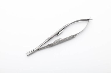 Çelik cerrahi aletler ve laboratuvar ekipmanları beyaz arka planda izole edilmiş. Profesyonel klinik aletleri. Tıbbi, cerrahi, ambulans ve veteriner konsepti. Yumuşak seçici odaklı yakın plan