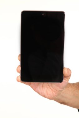 İnsan eli, avucunda boş bir krom ekran olan modern bir akıllı telefonu tutar. Teknoloji ve reklam kavramı. Ayrıntılı yakın çekim stüdyo çekimi soyut beyaz arka planda izole