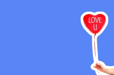 Kadın eli kırmızı kauçuk, şişme kalp şeklinde balon tutuyor. Aşk, ilişki, sevgililer günü ve doğum günü kutlaması konsepti. Boş kopya alanı olan dergi tarzı moda kolajı