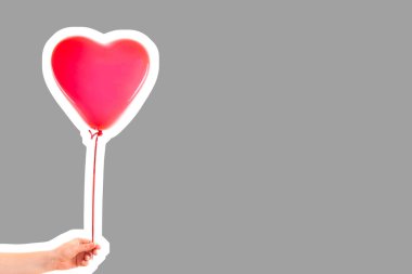 Kadın eli kırmızı kauçuk, şişme kalp şeklinde balon tutuyor. Aşk, ilişki, sevgililer günü ve doğum günü kutlaması konsepti. Boş kopya alanı olan dergi tarzı moda kolajı