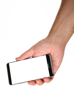 İnsan eli, avucunda boş bir krom ekran olan modern bir akıllı telefonu tutar. Teknoloji ve reklam kavramı. Ayrıntılı yakın çekim stüdyo çekimi soyut beyaz arka planda izole