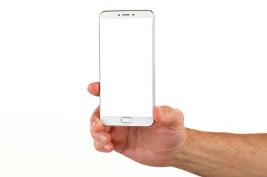 İnsan eli, avucunda boş bir krom ekran olan modern bir akıllı telefonu tutar. Teknoloji ve reklam kavramı. Ayrıntılı yakın çekim stüdyo çekimi soyut beyaz arka planda izole