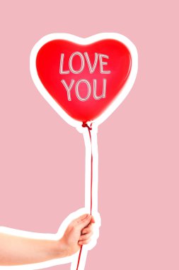 Kadın eli kırmızı kauçuk, şişme kalp şeklinde balon tutuyor. Aşk, ilişki, sevgililer günü ve doğum günü kutlaması konsepti. Boş kopya alanı olan dergi tarzı moda kolajı