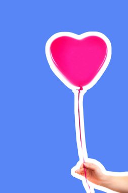 Kadın eli pembe kauçuk, şişme kalp şeklinde balon tutuyor. Aşk, ilişki, sevgililer günü ve doğum günü kutlaması konsepti. Boş kopya alanı olan dergi tarzı moda kolajı