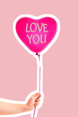 Kadın eli kırmızı kauçuk, şişme kalp şeklinde balon tutuyor. Aşk, ilişki, sevgililer günü ve doğum günü kutlaması konsepti. Boş kopya alanı olan dergi tarzı moda kolajı