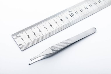 Çelik cerrahi aletler ve laboratuvar ekipmanları beyaz arka planda izole edilmiş. Profesyonel klinik aletleri. Tıbbi, cerrahi, ambulans ve veteriner konsepti. Yumuşak seçici odaklı yakın plan