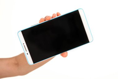 İnsan eli, avucunda boş bir krom ekran olan modern bir akıllı telefonu tutar. Teknoloji ve reklam kavramı. Ayrıntılı yakın çekim stüdyo çekimi soyut beyaz arka planda izole