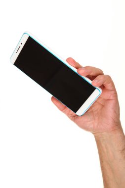 İnsan eli, avucunda boş bir krom ekran olan modern bir akıllı telefonu tutar. Teknoloji ve reklam kavramı. Ayrıntılı yakın çekim stüdyo çekimi soyut beyaz arka planda izole