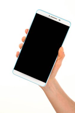 İnsan eli, avucunda boş bir krom ekran olan modern bir akıllı telefonu tutar. Teknoloji ve reklam kavramı. Ayrıntılı yakın çekim stüdyo çekimi soyut beyaz arka planda izole