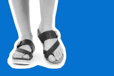 Bayan giysi ayakkabısı. Deri sandalet giyen uzun ince kadın bacakları. Fotokopi alanı olan moda modeli. Klasik ve günlük kıyafet konsepti. Ayrıntılı yakın çekim stüdyo çekimi. Dergi tarzı moda kolajı