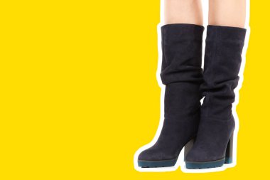 Bayan giysi ayakkabısı. Uzun ince kadın bacakları yüksek topuklu uzun çizme giyer. Fotokopi alanı olan moda modeli. Klasik ve günlük kıyafet konsepti. Ayrıntılı yakın çekim stüdyo çekimi. Dergi tarzı moda kolajı