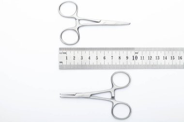 Çelik cerrahi aletler ve laboratuvar ekipmanları beyaz arka planda izole edilmiş. Profesyonel klinik aletleri. Tıbbi, cerrahi, ambulans ve veteriner konsepti. Yumuşak seçici odaklı yakın plan