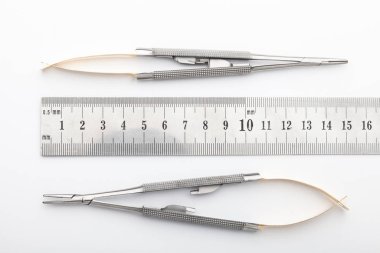 Çelik cerrahi aletler ve laboratuvar ekipmanları beyaz arka planda izole edilmiş. Profesyonel klinik aletleri. Tıbbi, cerrahi, ambulans ve veteriner konsepti. Yumuşak seçici odaklı yakın plan