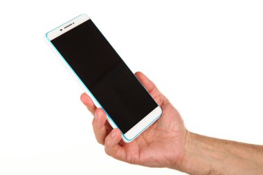 İnsan eli, avucunda boş bir krom ekran olan modern bir akıllı telefonu tutar. Teknoloji ve reklam kavramı. Ayrıntılı yakın çekim stüdyo çekimi soyut beyaz arka planda izole