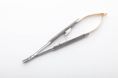 Çelik cerrahi aletler ve laboratuvar ekipmanları beyaz arka planda izole edilmiş. Profesyonel klinik aletleri. Tıbbi, cerrahi, ambulans ve veteriner konsepti. Yumuşak seçici odaklı yakın plan