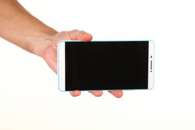 İnsan eli, avucunda boş bir krom ekran olan modern bir akıllı telefonu tutar. Teknoloji ve reklam kavramı. Ayrıntılı yakın çekim stüdyo çekimi soyut beyaz arka planda izole
