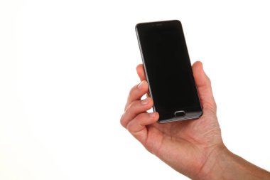 İnsan eli, avucunda boş bir krom ekran olan modern bir akıllı telefonu tutar. Teknoloji ve reklam kavramı. Ayrıntılı yakın çekim stüdyo çekimi soyut beyaz arka planda izole