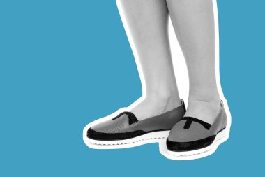 Bayan giysi ayakkabısı. Düşük deri ayakkabılar giyen uzun ince kadın bacakları. Fotokopi alanı olan moda modeli. Klasik ve günlük kıyafet konsepti. Detaylı yakın çekim stüdyo çekimi Magazin tarzı moda kolajı