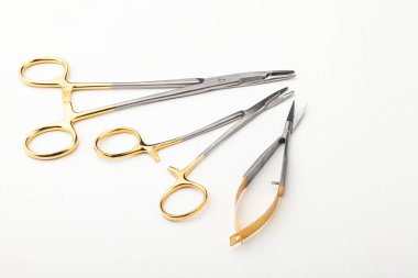 Çelik cerrahi aletler ve laboratuvar ekipmanları beyaz arka planda izole edilmiş. Profesyonel klinik aletleri. Tıbbi, cerrahi, ambulans ve veteriner konsepti. Yumuşak seçici odaklı yakın plan