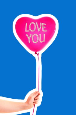 Kadın eli kırmızı kauçuk, şişme kalp şeklinde balon tutuyor. Aşk, ilişki, sevgililer günü ve doğum günü kutlaması konsepti. Boş kopya alanı olan dergi tarzı moda kolajı