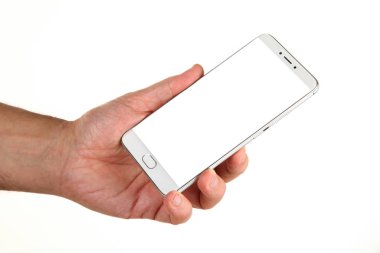 İnsan eli, avucunda boş bir krom ekran olan modern bir akıllı telefonu tutar. Teknoloji ve reklam kavramı. Ayrıntılı yakın çekim stüdyo çekimi soyut beyaz arka planda izole