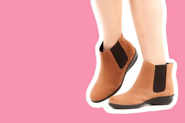 Bayan giysi ayakkabısı. Düşük deri ayakkabılar giyen uzun ince kadın bacağı. Fotokopi alanı olan moda modeli. Klasik ve günlük kıyafet konsepti. Ayrıntılı yakın çekim stüdyo çekimi. Dergi tarzı moda kolajı