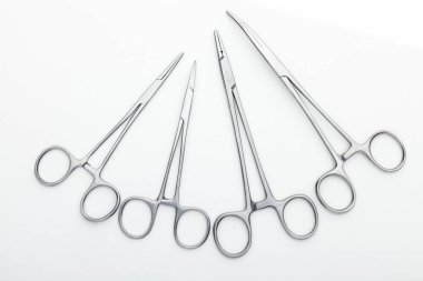 Çelik cerrahi aletler ve laboratuvar ekipmanları beyaz arka planda izole edilmiş. Profesyonel klinik aletleri. Tıbbi, cerrahi, ambulans ve veteriner konsepti. Yumuşak seçici odaklı yakın plan